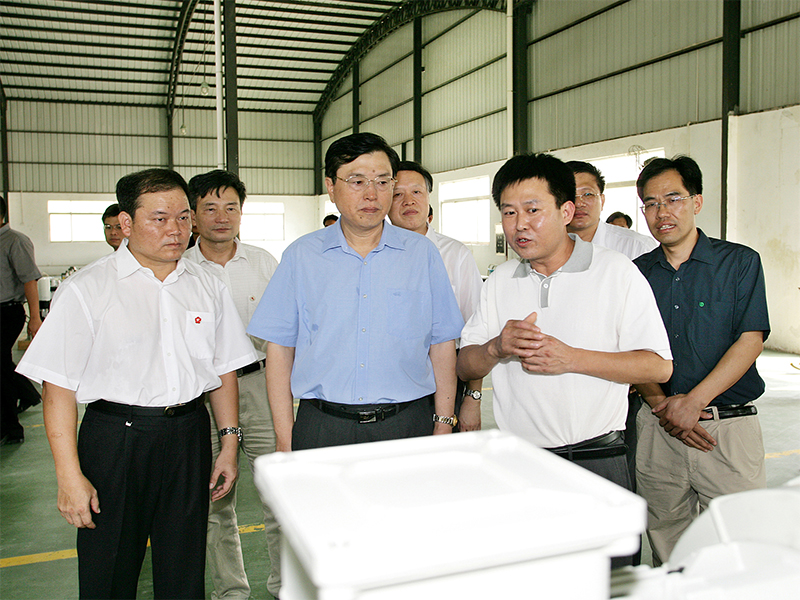 2007年7月22日时任广东省委书记张德江在市乐橙国际电游首选空压技术有限公司调研